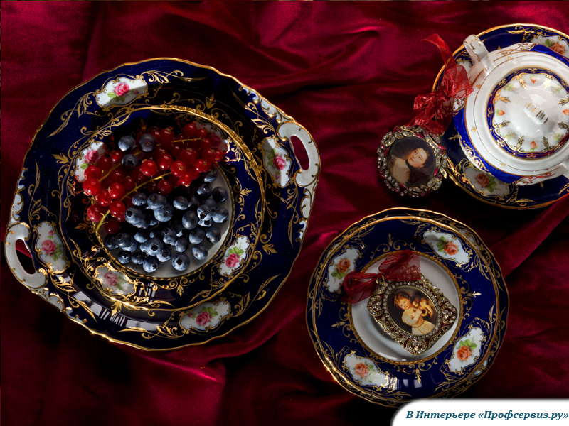 Фото Блюдо круглое мелкое 32 см Соната (Sonata), Мелкие цветы, кобальт (Чехия)